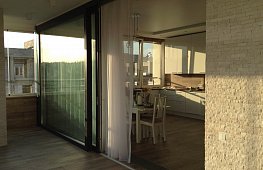 Тёплое, подъёмно-сдвижное пвх-остекление HST-85 Aluplast (Германия) с односторонней ламинацией, отделяет кухню от холодного балкона. Вид со стороны балкона. tab