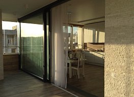 Тёплое, подъёмно-сдвижное пвх-остекление HST-85 Aluplast (Германия) с односторонней ламинацией, отделяет кухню от холодного балкона. Вид со стороны балкона.