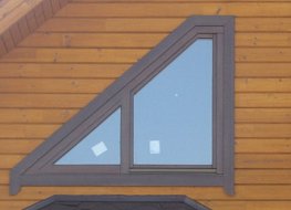 Окно треугольное из клеёного соснового бруса